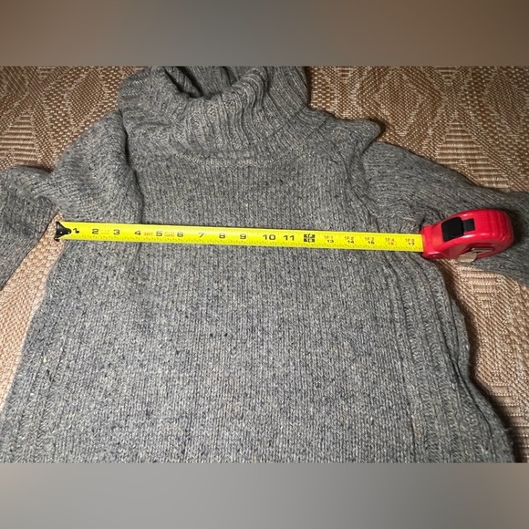 Cynthia Rowley Women's Wool Blend Cowl
Neck Sweater w/ Side Zipper, Size L,Great - Picture 8 of 10